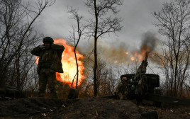 תותח מדגם הוביצר במלחמה באוקראינה (צילום: REUTERS/Stringer/File Photo)