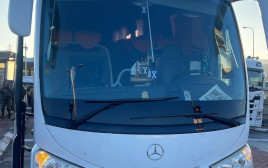 נהג האוטובוס סירב לעצור, ובתא המטען נמצאו 30 מסתננים (צילום: דוברות המשטרה)