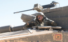 חיילת על טנק צהל"י. המיועדים לשירות ביטחון ישולבו בחיל השריון (צילום: דובר צה"ל)