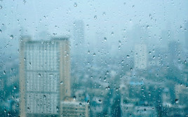 גשם בחלון (צילום: אינג אימג')
