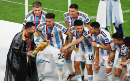 ליאונל מסי ושחקני נבחרת ארגנטינה עם גביע העולם, מונדיאל 2022 (צילום: רויטרס)