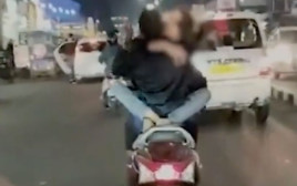 בלי בושה: תועדו מקיימים יחסי מין על קטנוע ברחוב סואן (צילום: צילום מתוך טוויטר)