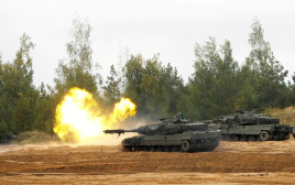 טנק הלאופרד בשימוש בתרגיל בלטביה (צילום: REUTERS/Ints Kalnins)