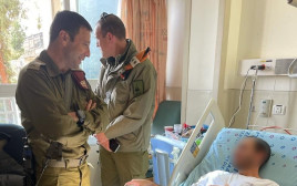 ביקור מפקד אוגדת יהודה ושומרון אצל א' בבית החולים לאחר הפיגוע (צילום: דובר צה"ל)