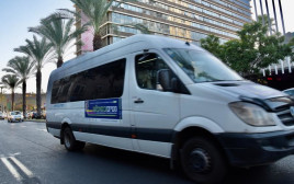 מיניבוס נעים בסופ"ש בתל אביב. חינם, היישר לאזורי הבילוי (צילום: אבשלום ששוני)