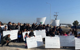 תושבי שבט אל-הוזייל מרהט מפגינים נגד עבודות כביש שנעשות בסמוך לביתם (צילום: ארנולד נטייב)