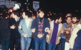 אמיל גרינצוויג, הפגנה שלום עכשיו, שנת 1983  (צילום: יוסי זמיר)