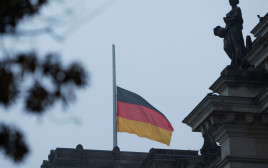 דגל גרמניה מורד לחצי התורן לרגל יום השואה הבינלאומי (צילום: רויטרס)