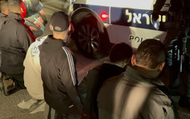 מעצר החשודים מסביבתו של המחבל אלקם חיירי (צילום: דוברות המשטרה)