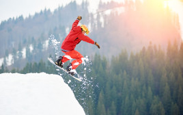 סקי , אדם גולש בשלג (צילום: AdobeStock)