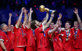 שחקני נבחרת דנמרק חוגגים זכייה, אליפות העולם בכדוריד (צילום: רויטרס)