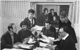 אלוני (משמאל) עם צוות המחלקה העברית ב-BBC (צילום: צילום פרטי)