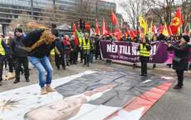 הפגנה נגד ארדואן בשטוקהולם (צילום: רויטרס)