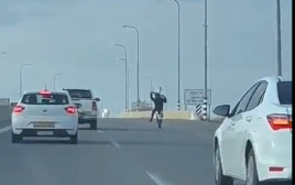 רוכב אופנוע נוסע בצורה מסוכנת בדרום הארץ (צילום: צילום מסך טוויטר)
