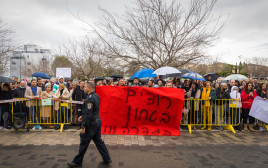 ההפגנה בגדרה לאחר היוודע האונס (צילום: פלאש 90)
