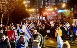 עשרות אלפי מפגינים בהפגנת המחאה נגד הרפורמה המשפטית בתל אביב (צילום: אבשלום ששוני)