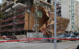  פיגומים קרסו בבניין שעובר הליך תמ״א ברובע ג׳ באשדוד (צילום: כבאות והצלה ארצי)