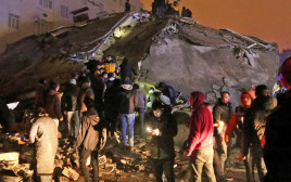 אנשים סורקים בהריסות בעקבות רעידת האדמה במחוז דיארבקיר, טורקיה, 6 בפברואר 2023 (צילום: רויטרס)