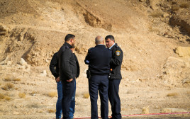 שוטרים סמוך לדימונה (צילום: פלאש 90)
