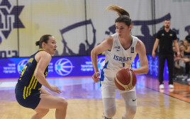 שחקנית נבחרת ישראל בכדורסל, אליסה בארון (צילום: ברני ארדוב)