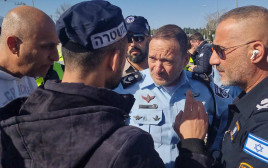שוטרים שנכחו באירוע משחזרים את הפיגוע בשכונת רמות בירושלים (צילום: דוברות המשטרה)