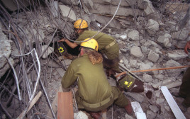 צוות חילוץ ישראלי בטורקיה לאחר רעידת האדמה ב-1999 (צילום: דובר צה"ל)