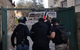 מעצר משפחת המחבל שביצע את פיגוע הדריסה בירושלים (צילום: דוברות המשטרה)