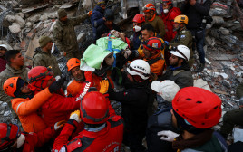 חברי המשלחת של איחוד ההצלה בטורקיה (צילום: REUTERS/Ronen Zvulun)