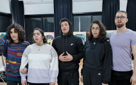 אנסמבל "קול הנוער" בהצגה "יום עסל יום בסל" (צילום: אורן כהן-מגן)