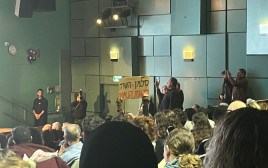 מפגינים קוטעים את נאומה של עידית סילמן בוועדת האקלים (צילום: רבקה דיטשר)
