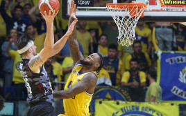 זאק הנקינס, שחקן הפועל ירושלים לצד ג'רל מרטין, שחקן מכבי תל אביב (צילום: דני מרון)