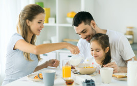 ארוחה משותפת (צילום: אינגאימג')