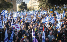 המחאה נגד הרפורמה במערכת המשפט מול משכן הכנסת (צילום: יונתן זינדל, פלאש 90)
