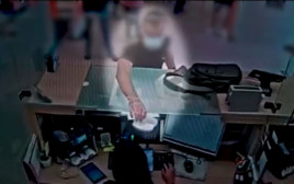 שוד בנק בחיפה ודימונה (צילום: צילום מסך דוברות המשטרה)
