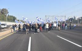 פעילי המחאה נגד הרפורמה המשפטית חוסמים את כביש איילון (צילום: פל צילומי אוויר)