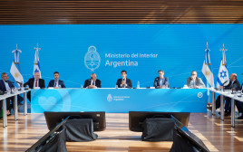 מימין לשמאל: השגריר אייל סלע, שר התשתיות גבריאל קטופודיס, שר הפנים אדוארדו דה פדרו, יצחק אהרונוביץ' (צילום: באדיבות חברת "מקורות")