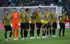 שחקני קייראט לפני המשחק מול מכבי חיפה (צילום: מאור אלקסלסי)