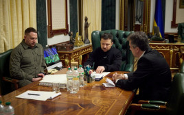 ולודמיר זלנסקי, אלי כהן (צילום: Ukrainian Presidential Press Service/Handout via REUTERS)