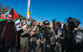 עימות בין שוטרים לפלסטינים ופעילי שמאל בחאן אל אחמר אשתקד # צילום פלאש 90 (צילום: פלאש 90)