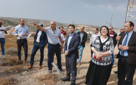 בצלאל סמוטריץ' וחברים מהציונות הדתית בסיור בהתנחלות אפרת בגוש עציון, אוקטובר 2022 (צילום: גרשון אלינסון, פלאש 90)