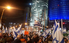 הפגנה נגד הרפורמה בצומת עזריאלי בתל אביב (צילום: יובל בגנו)