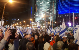 הפגנה נגד הרפורמה בצומת עזריאלי בתל אביב (צילום: יובל בגנו)