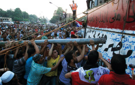 תקיפת שגרירות ישראל במצרים (צילום: רויטרס)
