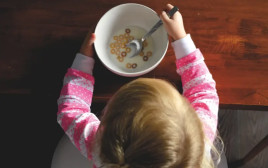 Child eating breakfast (צילום: PXHERE)