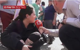 כתב חדשות 13 נפגע בהפגנה (צילום: צילום מסך חדשות 13)