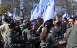 המשטרה נגד המפגינים נגד הרפורמה בתל אביב (צילום: תומר נויברג פלאש 90)