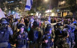 ההפגנה מול המספרה בכיכר המדינה (צילום: אבשלום ששוני)