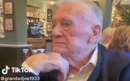 בן 89 המתין לדייט במסעדה אך נותר לבדו (צילום: מתוך טיקטוק)