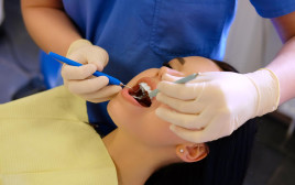 יישור שיניים למבוגרים: 3 השיטות שחשוב שתכירו (צילום: FREEPIK)