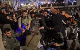 עימותים בין מפגינים למשטרה במחאה נגד הרפורמה המשפטית (צילום: תומר נויברג, פלאש 90)